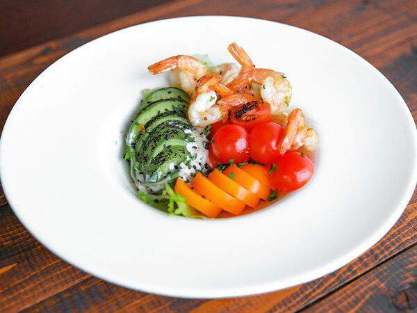 Каравелла - Салат Кобб с тигровыми креветками и авокадо