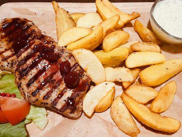 By mama - Филе свинины с вишневым соусом и картофельными дольками