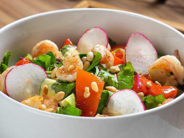 Разжигатели - Салат с креветками, авокадо и манговым айоли