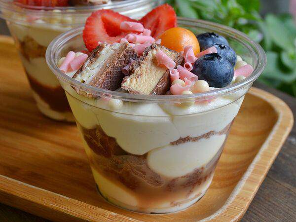 Pankoff Bakery - Торт в стаканчике Трайфл в оформлении микс