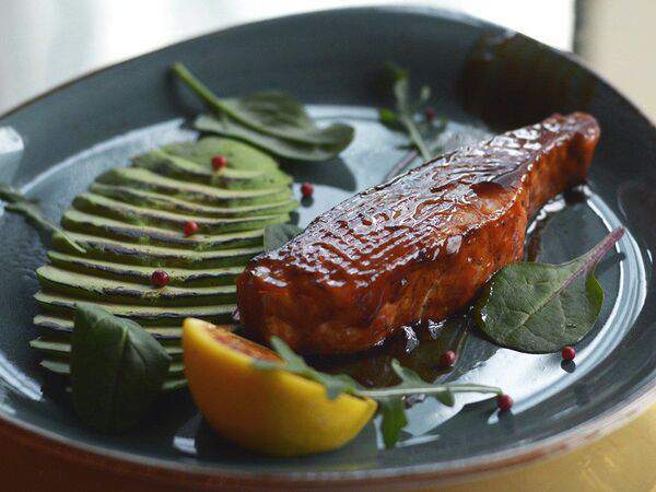 Redwood - Лосось на гриле с авокадо