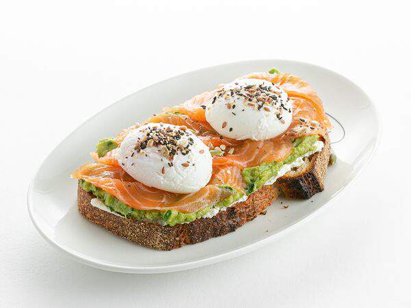Nothing Fancy - Авокадо тост c яйцом пашот и лососем