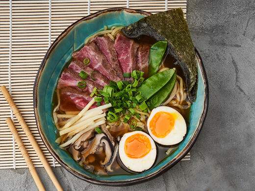 Mojo - Рамен Мисо кимчи татаки с мраморной говядиной