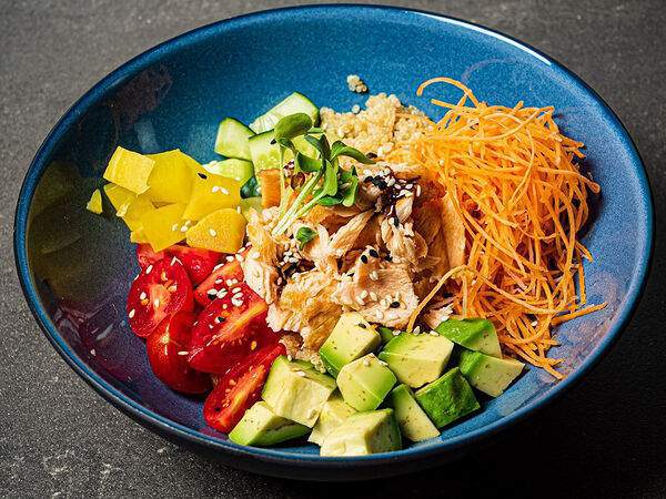 Ewoki - Поке с киноа и жареным лососем