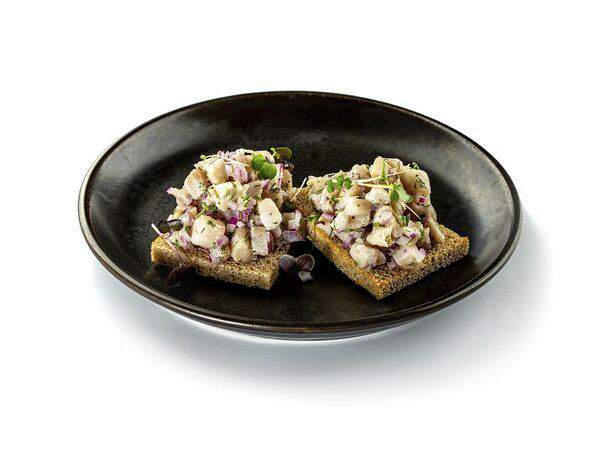 Веранда - Тартар из скумбрии на чесночных гренках