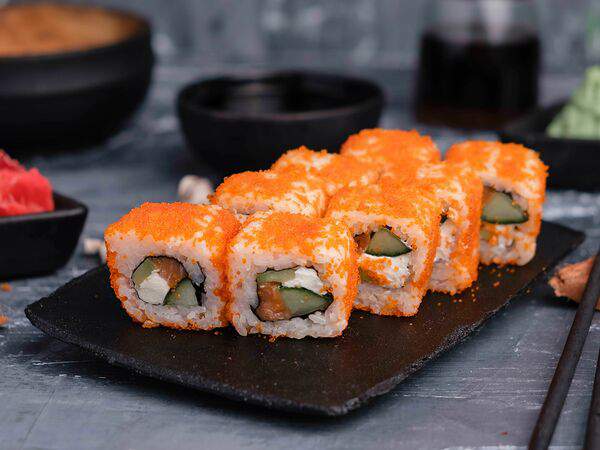 Суши кот - Ролл Калифорния с лососем