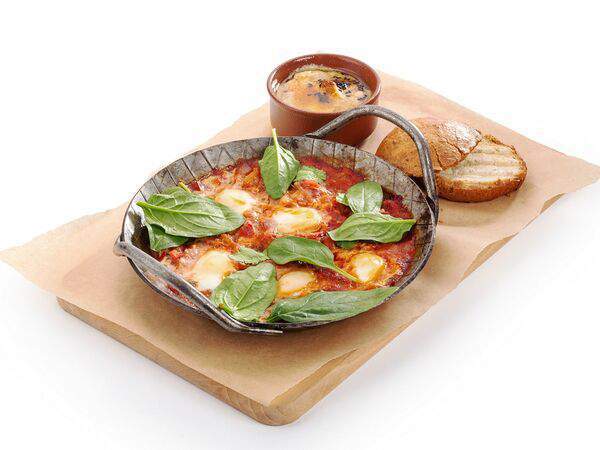 Брикас литовская кухня - Шакшука с перепелиными яйцами и хумусом