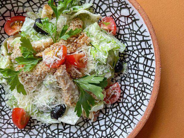 Али Баба - Салат с цыпленком тандури и хрустящими гренками