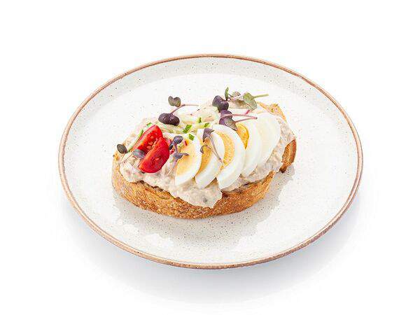 Шоколадница - Брускетта с тунцом, яйцом и свежими овощами