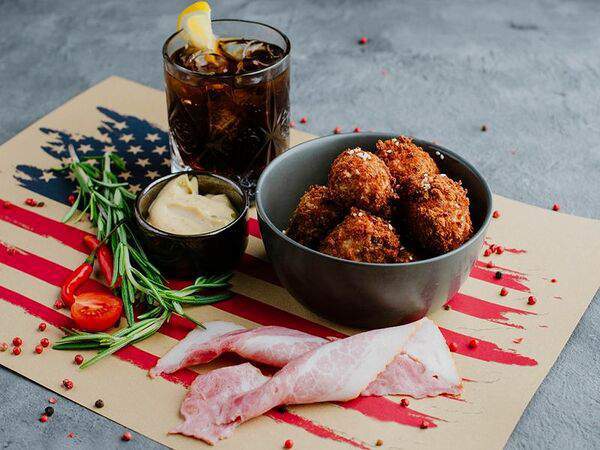 Молодость Kitchen & Bar - Картофельные боллы с беконом и сыром