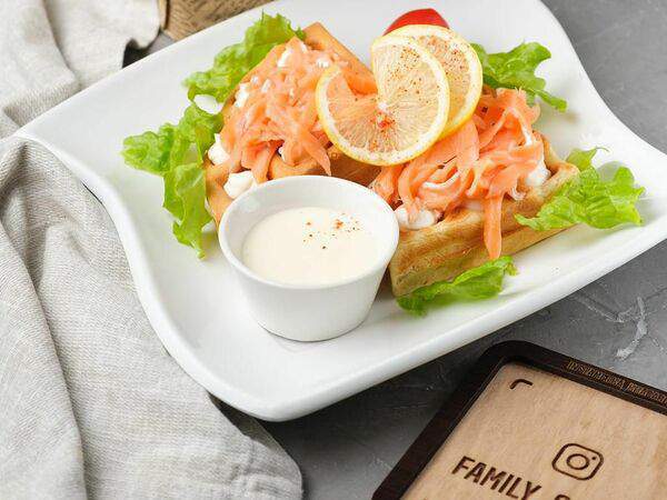 Семейное кафе - Картофельная вафля с семгой