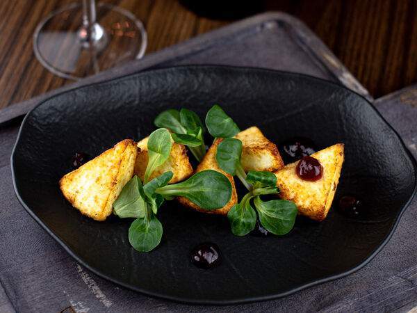 Дело не в вине - Жареный сыр адыгейский с брусничным соусом