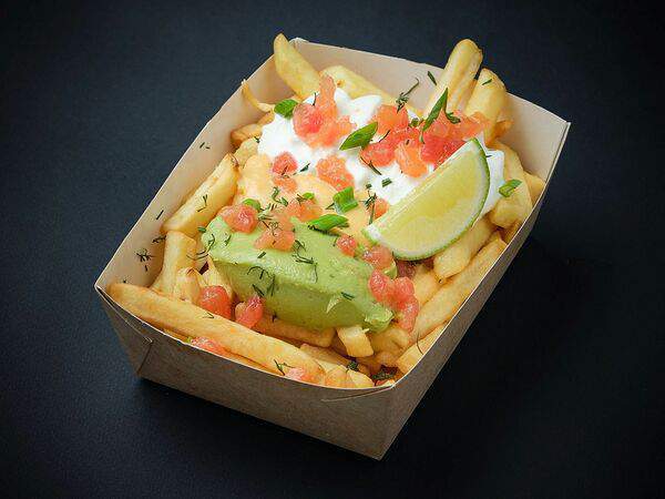 Pumpini - Картофель фри с гуакамоле, сырным соусом и сметаной