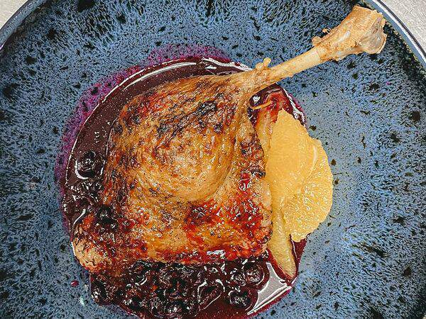 Квартира - Утиная ножка конфи с апельсином и ягодным соусом