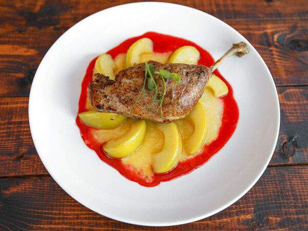 Каравелла - Утиная ножка Конфи с карамелизированным яблоком