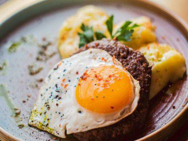 Ресторан 101 - Бифштекс с картофельным пюре и яйцом