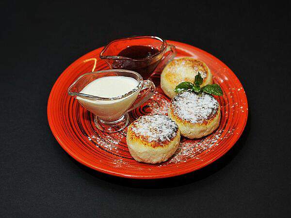 Блин & Coffee - Сырники со сметаной и клубничным джемом