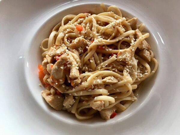 Hot dog house - Удон с курицей