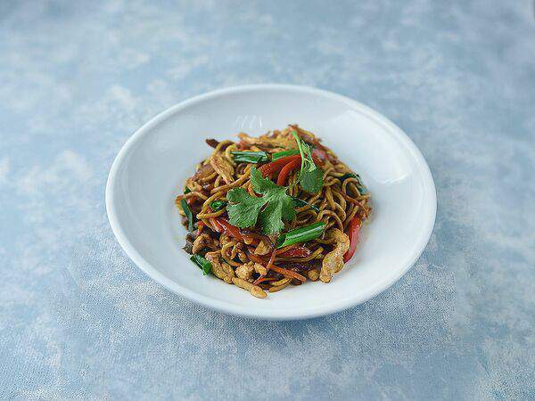 Umami Kitchen - Китайская лапша с курицей и овощами