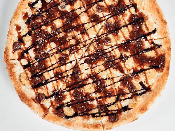 Ресторан Невидалия - Сладкая пицца с бананом и шоколадом