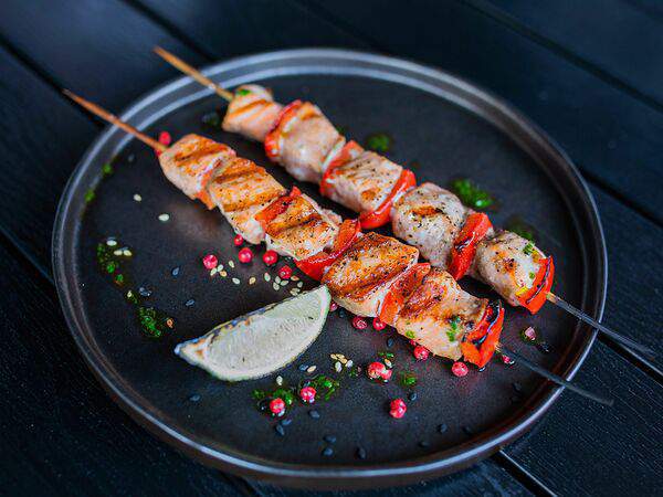 Mojo Bar - Лосось гриль на шпажках