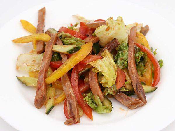 Hot-Pizza - Салат с говяжьим языком и свежими овощами в заправке из оливкового масла