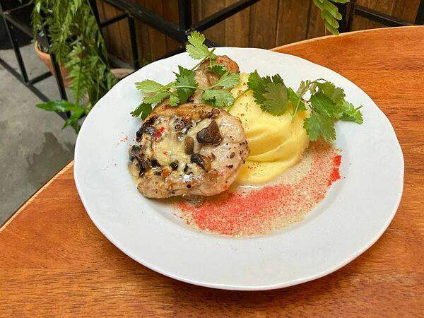 Ezo - Куриное бедро с грибами, сыром сулугуни и картофельным пюре