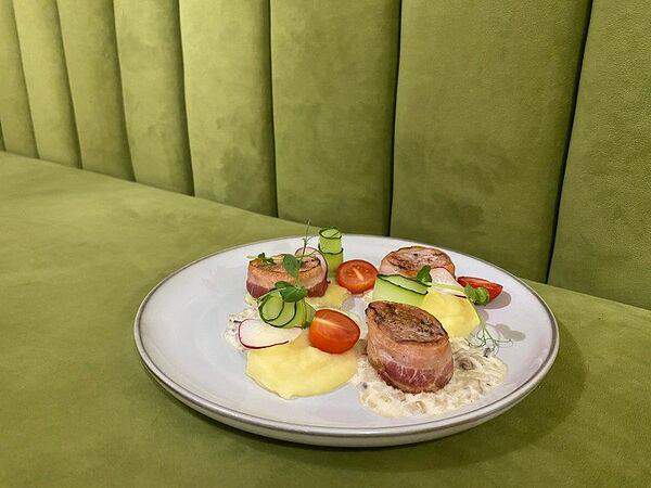 Roots - Свиные медальоны с картофельным пюре и с грибным соусом