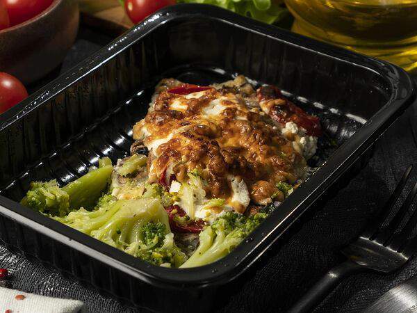 Твоя Еда - Куриная отбивная с грибами, сыром и брокколи