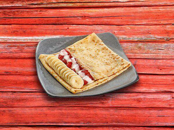 Русские блины - Блин с клубникой, бананом и сгущённым молоком