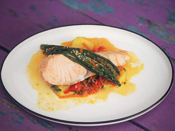 Food Mood - Стейк лосося на подушке из овощей со спаржей