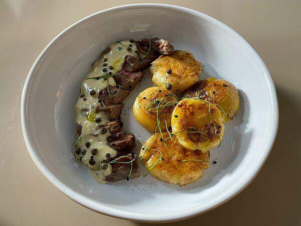 Lilu kitchen - Фланк стейк, перечный соус, мини-картофель