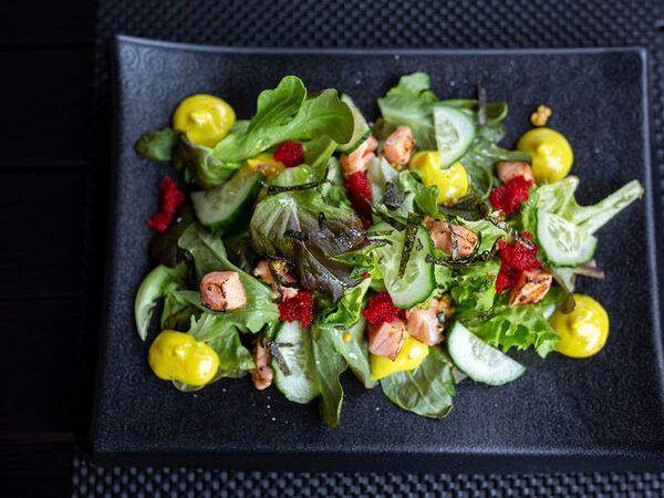 Mojo Bar - Салат с лососем, соусом карри и прованскими травами