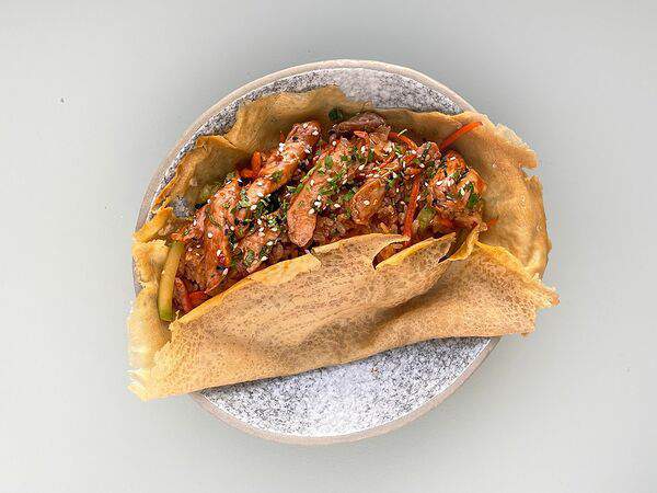 О мой вок! - Жареный рис в японском блинчике с курицей