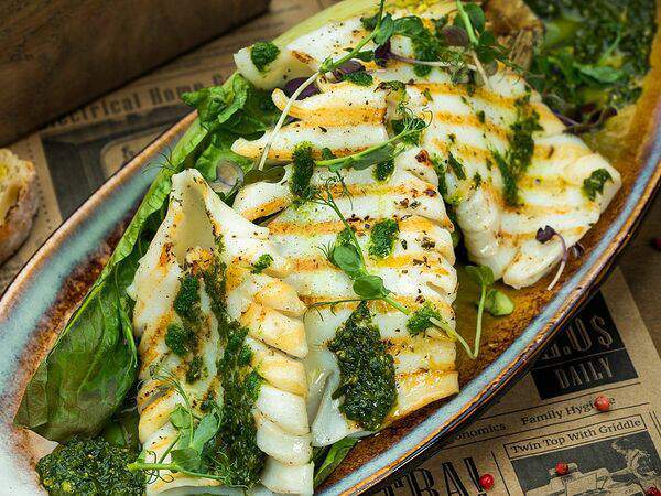 Рыбная мануфактура №1 - Романо салат с кальмаром на гриле, по-японски