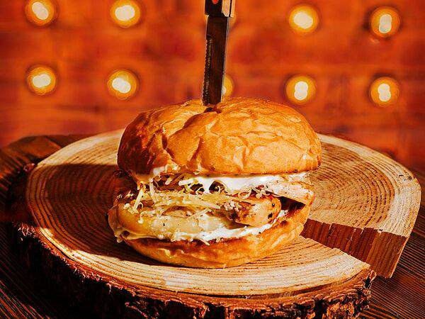 Огонёк - Бургер с куриным филе и соусом Блю Чиз