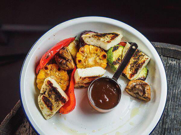 Brew Barrel taproom - Сыр Халуми с овощами на гриле