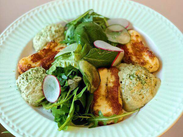 Счастливые люди - Халуми со свежими овощами и базиликовой эспумой