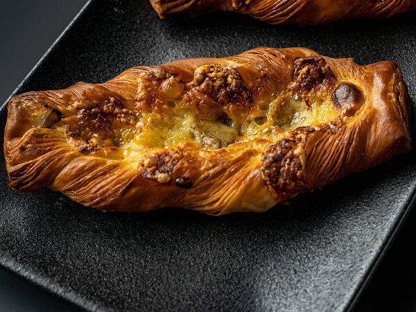 Два веселых гуся - Слойка с грушей и сырами бри и дорблю