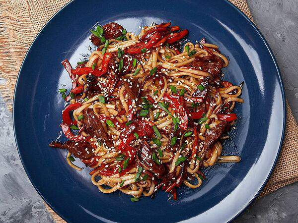 Чак Роллес - Удон с говядиной