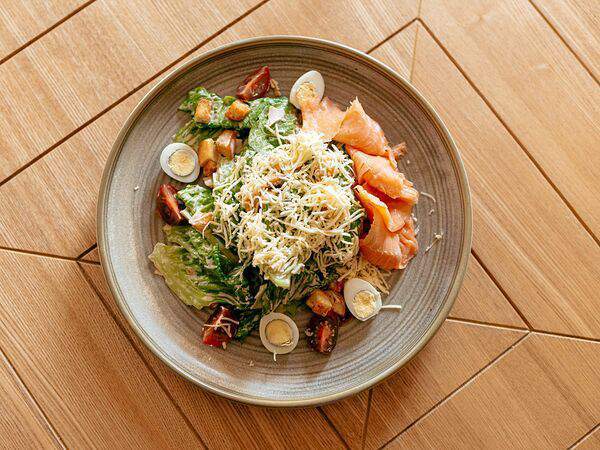 Хачапурия - Салат Цезарь с форелью с/с