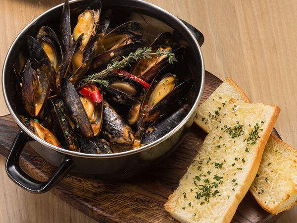 Колбасофф - Мидии в томатном соусе с багетом