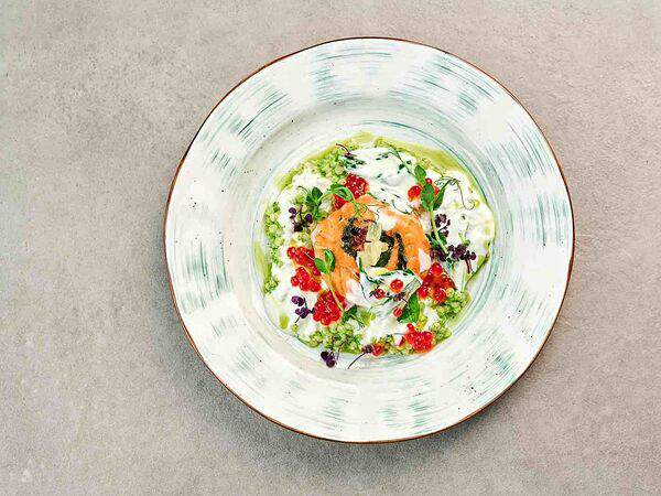 Pivino - Рулет из форели с молодым шпинатом, птитимом и сливочным соусом