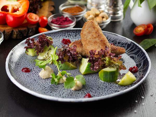 Kedr - Котлеты из баранины с брусничным и зеленым соусом