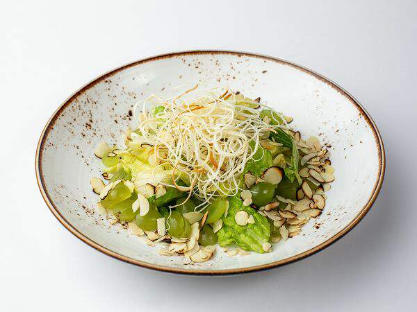 Персонажи - Салат с копченым сыром и манговой заправкой