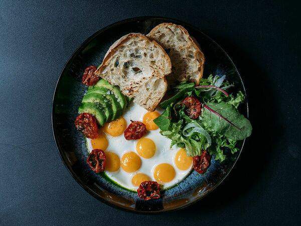 Прага - Дюжина перепелиных яиц с авокадо