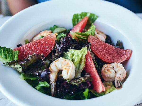 Фитнес-клуб X-Fit - Салат с грейпфрутом, королевскими креветками и тайским соусом