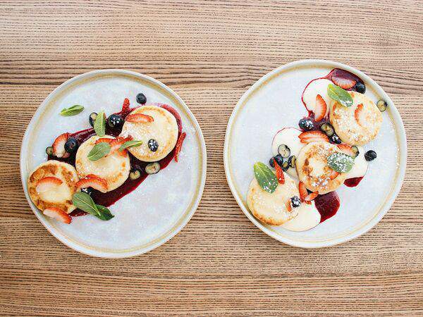 Гнездо - Сырники с соусом наполеон, вишневым кули и свежими ягодами