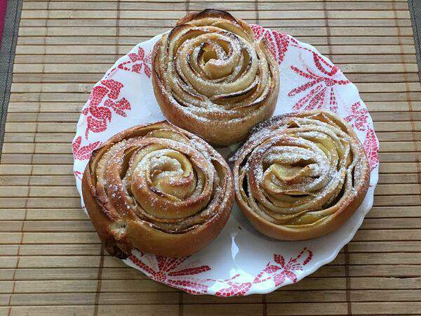 Кафе Мария - Розочка из слоеного теста с яблоками