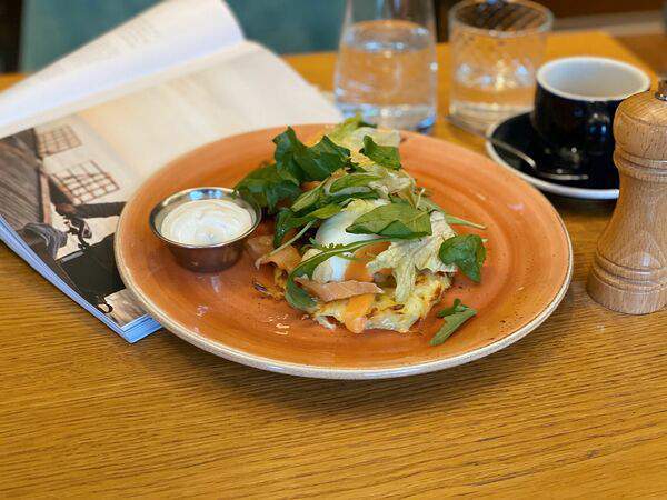 Кафе К16 - Хэшбраун с лососем, яйцом пашот и сметаной